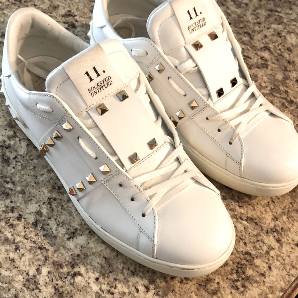 All white valentino runners only been worn a couple times